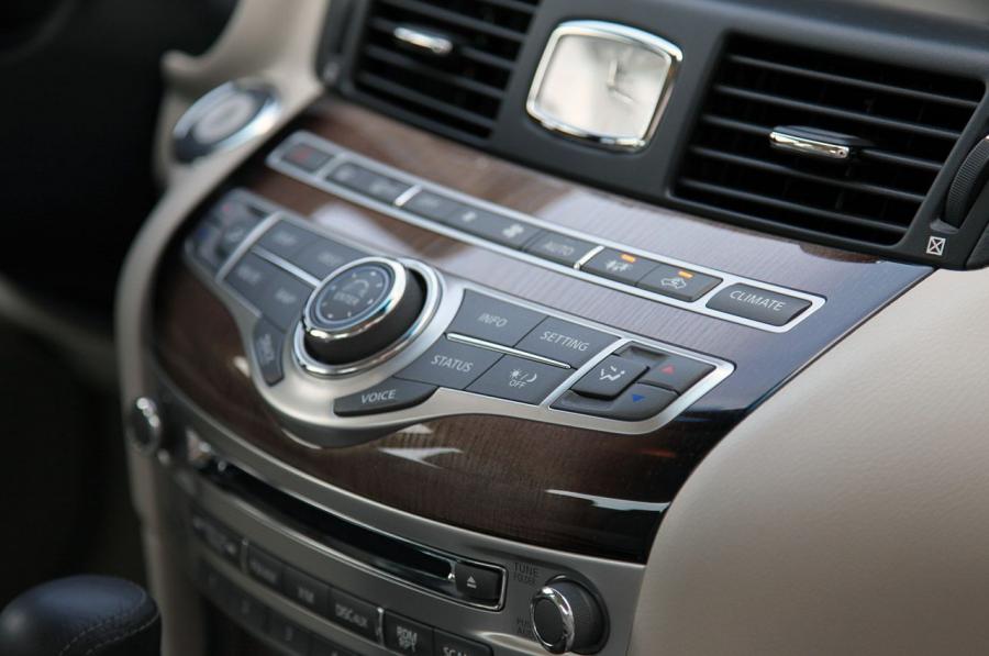  Infiniti M35h 2012 года  (фото 17 из 44)
